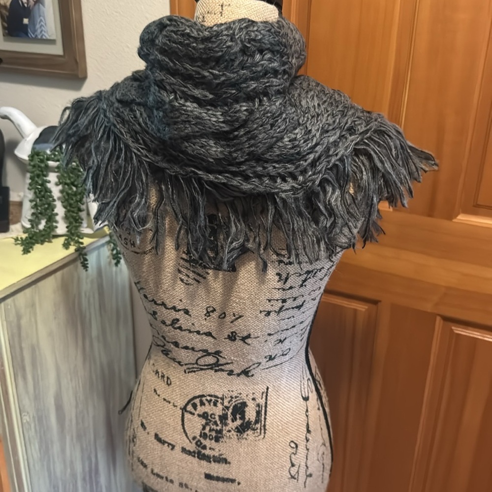 🆕 Chunky Knit Gray/Black Cowl/Scarf with Wooden Like Large Buttons - Picture 5 of 14